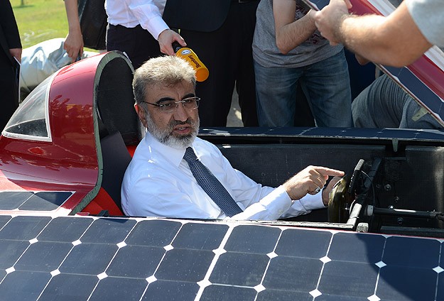 Bakan Yıldız güneş enerjili araba kullandı